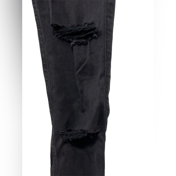 Hollister Jeans New With Tags! shredded parts of legs with close up size 24x26 - Picture 3 of 3